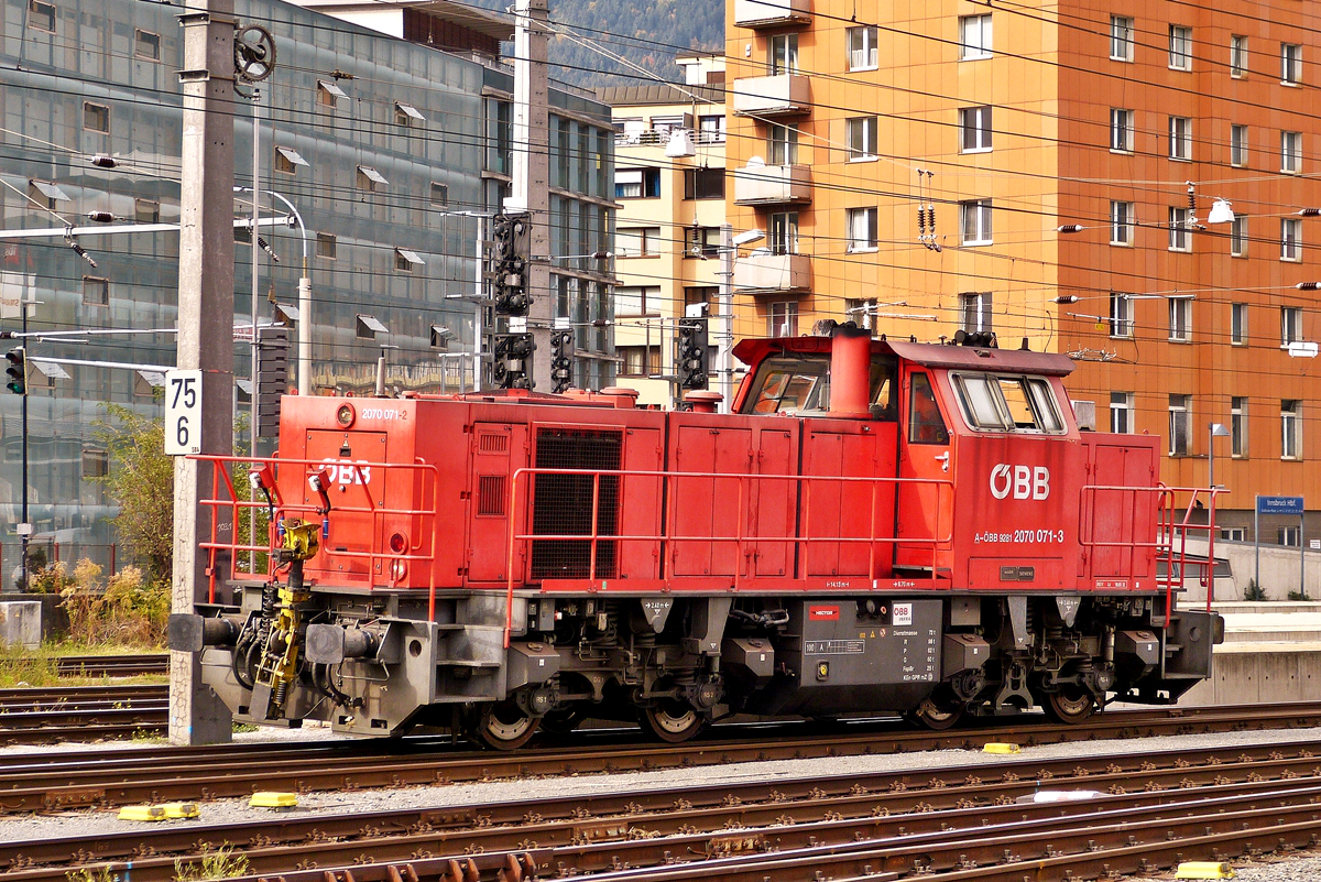 . Die �BB 2070 071 (A-�BB 92 81 2070 071-3) durchf�hrt am 06.10.2015 den Hauptbahnhof von Innsbruck. Die Lokomotiven der Baureihe 2070, auch Hector genannt, wurden von Vossloh/MaK mit der Herstellerbezeichnung G 800 BB zwischen 2000 und 2004 gebaut. (Hans)