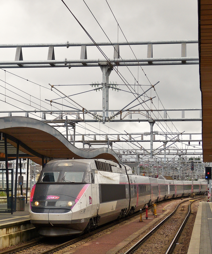 . Die  Rame  512 (SNCF TGV R�seau 28023 bicourant) im Carmillon Design kommt am 15.08.2015 aus Paris Est und f�hrt in den Bahnhof von Luxembourg ein. (Hans)