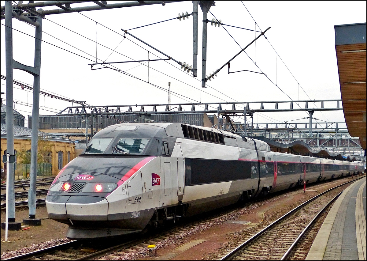 . Die  Rame  540 (SNCF TGV R�seau 28079 bicourant) im Carmillon Design war am 29.12.2015 zu Besuch im Bahnhof von Luxembourg. (Hans) 
