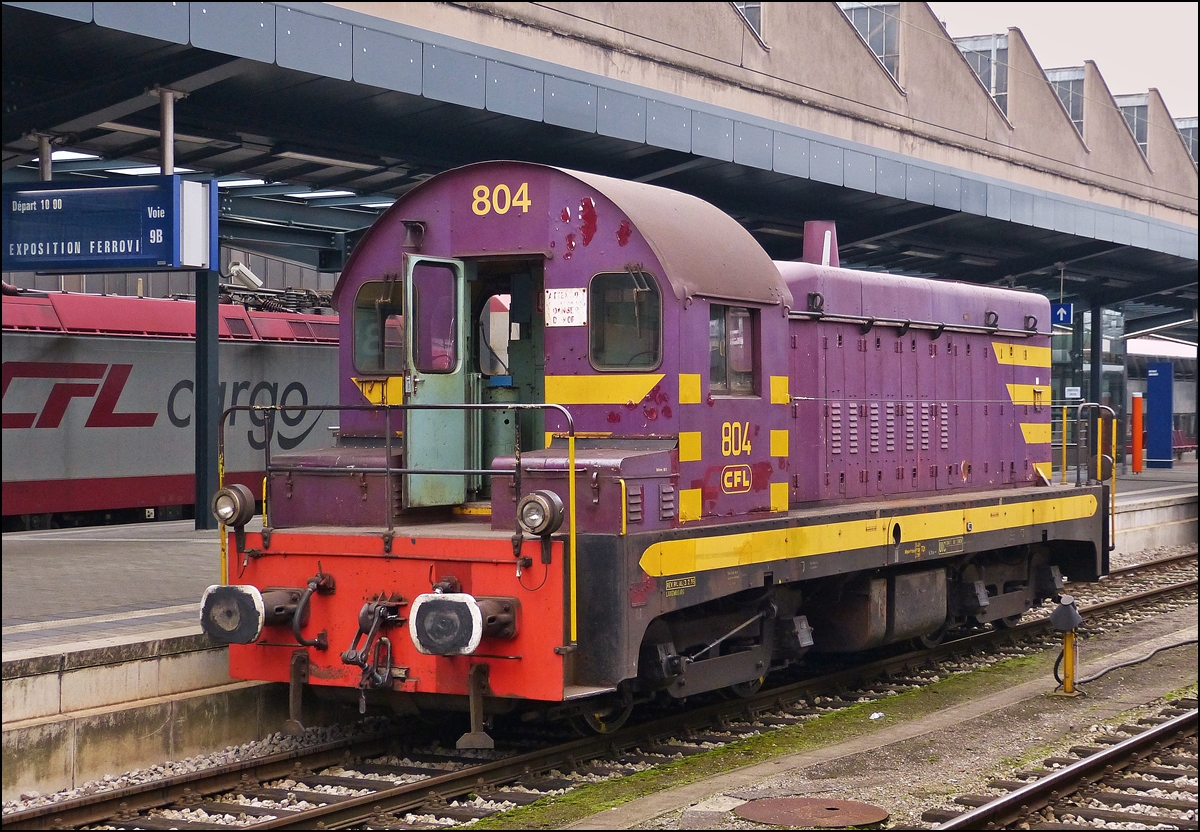 . Die Restaurierung der Diesellok 804 hat noch nicht begonnen und so pr�sentierte sie sich am 12.10.2013 in einem desolaten Zustand im Bahnhof von Luxemburg Stadt. (Hans)

Die interessante Geschichte der S�rie 800 kann man hier nachlesen:

http://hellertal.startbilder.de/name/einzelbild/number/177298/kategorie/Luxemburg~Dieselloks~Sonstige.html