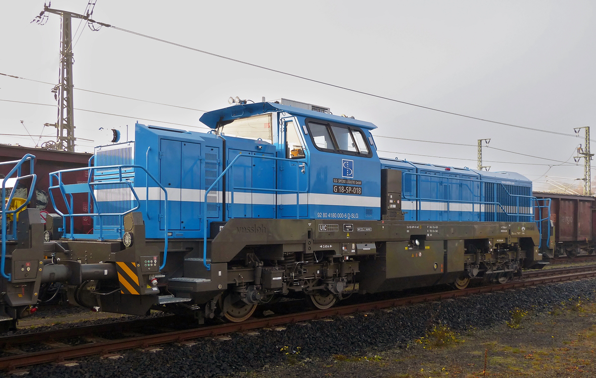 . Die Vossloh G 18-SP-018 (92 80 4180 000-6 D-SLG) der SLG Spitzke Logistik GmbH war am 02.11.2015 in der N�he vom ICE Bahnhof in Montabauer abgestellt. Das Foto wurde von einem �ffentlichen Parkplatz aus aufgenommen. (Hans)