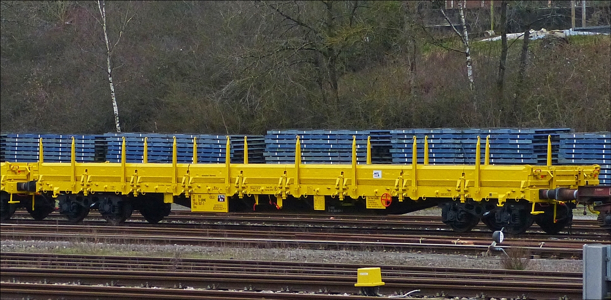 . Drehgestell-Flachwagen mit klappbaren Seitenborden und Rungen, der Gattung RES, DB Nr. 3940 057-7  / 80 D-ORME; Heimatbahnhof: Winterswick, stand am 08.01.2017 im Bahnhofsbereich von Petange (L) abgestellt. Technische Daten: 4 Achsen; L�P 19,90 m; Drehzapfenabstand: 14,86 m; Eigengewicht  25 t; Streckenklasse  A, B, C; zugelassen bis Vmax 100 km/h.    (Hans)