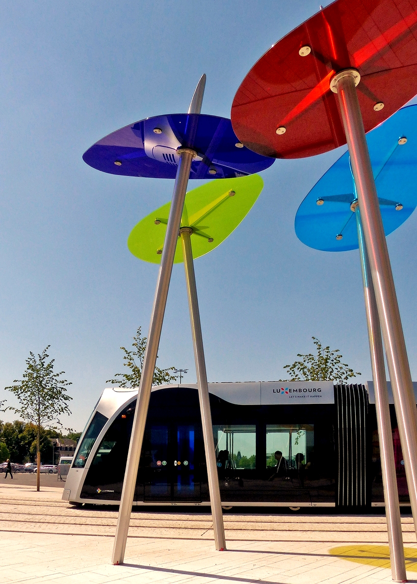. Drei neue Haltestellen f�r die Stra�enbahn - Am 27.07.2018 war die offizielle Er�ffnung von 3 neuen Haltestellen bei Luxtram S.A.. Am ehemaligen Paerdsmaart in Luxembourg-Ville versch�nern die Farben der T�ren von den luxemburgischen CAF Stra�enbahnwagen die Haltestelle Theater und konnten zusammen mit einem Luxtram Urbo bildlich festgehalten werden. (Jeanny)