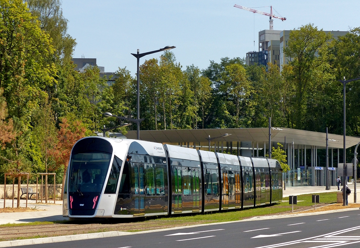 . Drei neue Haltestellen f�r die Stra�enbahn – Am P�le d’�change Rout Br�ck-Pafendall senkt die Tram den Pantografen. Von nun an schafft sie es  oben ohne . Zun�chst geht es �ber die Rote Br�cke bis zur Haltestelle Theater. Dort angekommen, wird unter dem Fahrzeug eine Kufe ausgefahren, die eine Verbindung zu einem dritten Gleis am Boden herstellt. Auf diesem Weg wird das Fahrzeug mit Strom versorgt. Von dem Vorgang bekommt von den Passagieren niemand etwas mit. Nach 20 Sekunden ist genug Energie  getankt  – es kann weitergehen, den Glacis entlang. Mit den drei neuen Haltestellen erstreckt sich die Tramstrecke jetzt �ber 5,7 Kilometer. 27.07.2018 (Jeanny)