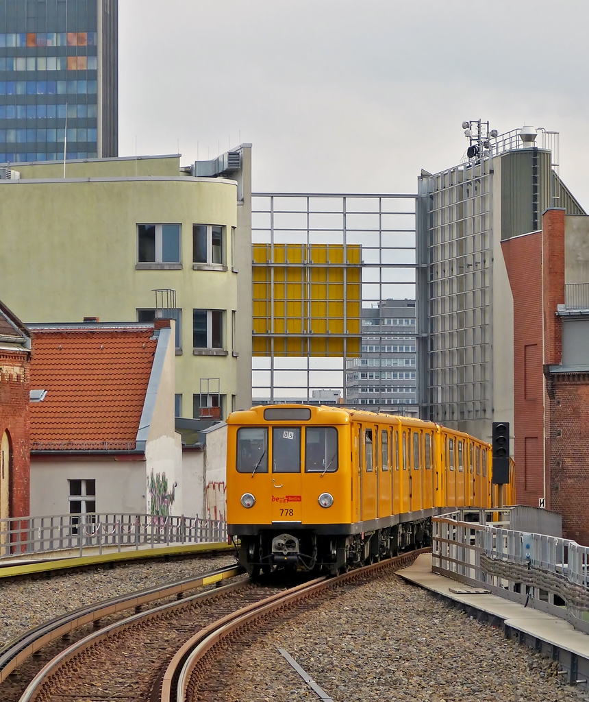 . Durchgebogen - Der Berliner U-Bahn TW 778 der Kleinprofil-Baureihe A3E auf der U1 hat am 29.12.2012 die Haltestelle Gleisdreieck verlassen und scheint in den H�userschluchten zu verschwinden. (Jeanny)  