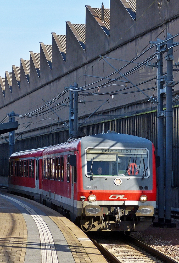 . Ein Abschiedsbild - Der CFL 628/928 505 verl�sst am 24.02.2014 den Bahnhof von Luxemburg in Richtung Trier Hbf. (Hans)

Die beiden CFL Trabis weilen schon nicht mehr in Luxemburg, sie fuhren letzte Woche in Richtung Norden (Nieb�ll?). Wir werden diese tollen Z�ge sehr vermissen.
