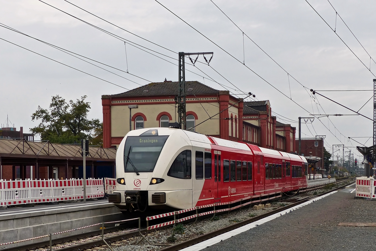 . Ein Arriva Stadler GTW  2/8 verl�sst den Bahnhof von Leer (Ostfriesland) als ARR 20236 Leer - Groningen (NL). 07.10.2014 (Jeanny)