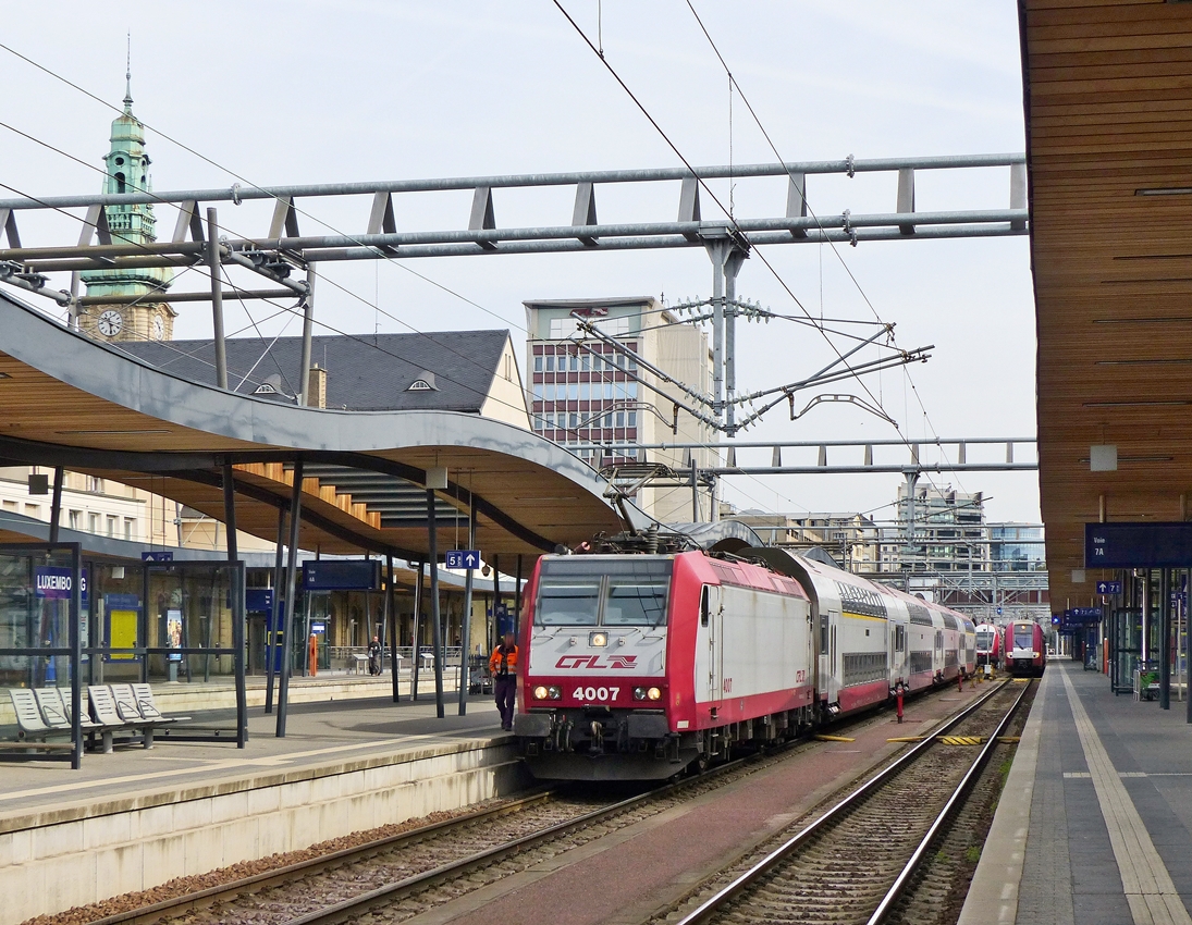 . Ein Bahnsteigsbild - Am 29.04.2015 war die 4007 im Bahnhof von Luxemburg abgestellt und wartete auf den Lokf�hrer. (Jeanny)