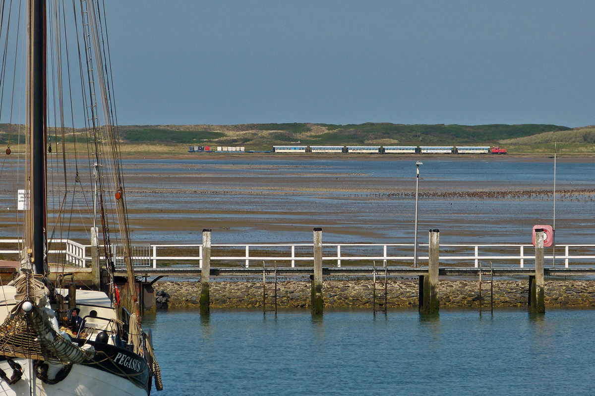 . Ein Blick von der F�hre von Wangerooge nach Harlesiel auf den Zug der Wangerooger Inselbahn. 07.05.2012 (Jeanny)