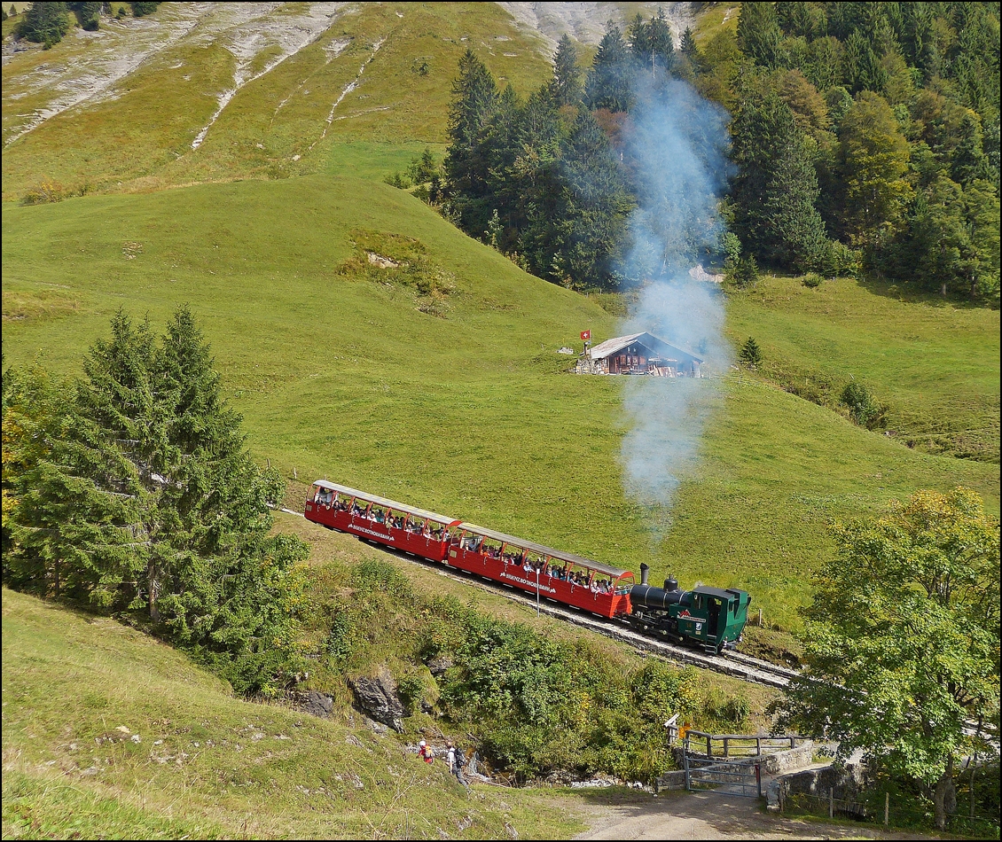 . Ein BRB Zug hat die Station Planalp (1341 m.�.m.) verlassen und macht sich auf den Weg zum Gipfel des Brienzer Rothorns. 28.09.2013 (Hans)