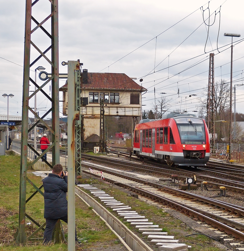 . Ein Erinnerungsbild mit Beiwerk - Der DB Regio LINT 27 640 005 der DreiL�nderBahn verl�sst am 22.03.2014 als RB 93 nach Bad Berleburg den Bahnhof von Kreuztal und wird von mehreren Fotografen abgelichtet. (Hans)