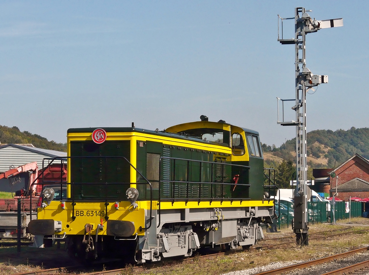 . Ein Jahr sp�ter hatten die Mitarbeiter der Museumsbahn Chemin de Fer � Vapeur des Trois Vall�es ganze Arbeit geleistet. Die ex SNCF BB 63149 erstahlte wieder in neuem Glanz im Bahnhof von Treignes. 27.09.2009 (Jeanny)