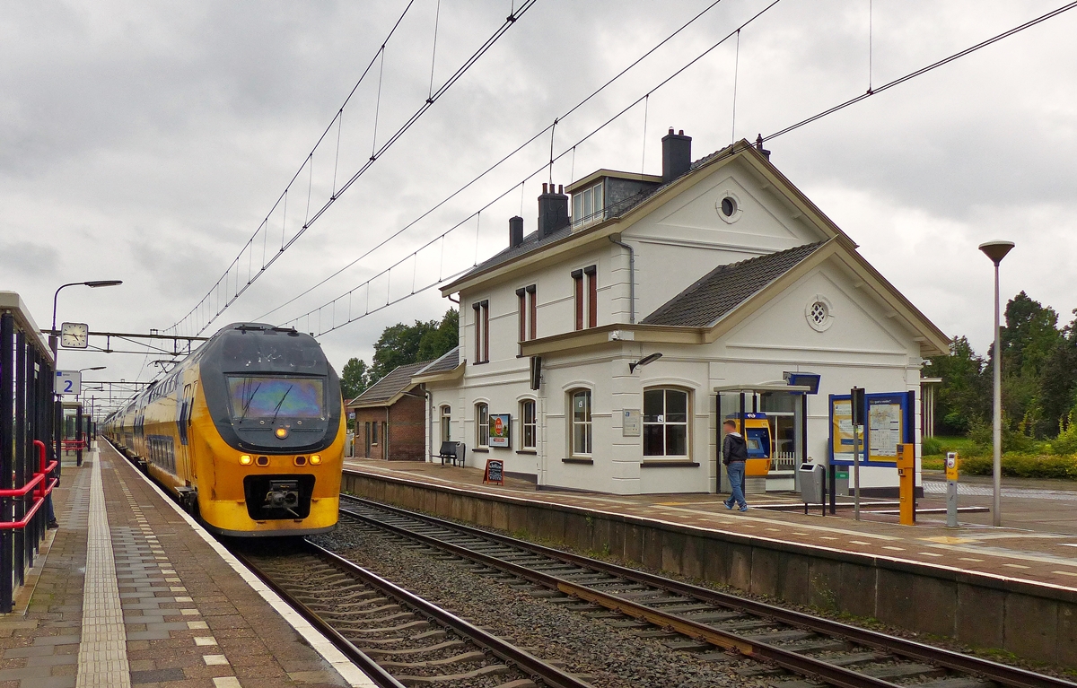 . Ein NS VIRM Regiorunner braust am 04.09.2015 als IC Vlissingen - Roosendaal - Amsterdam Centraal - Lelystad ohne Halt durch den Bahnhof von Oudenbosch, vorbei an dem schmucken Empfangsbeb�ude. (Jeanny)
