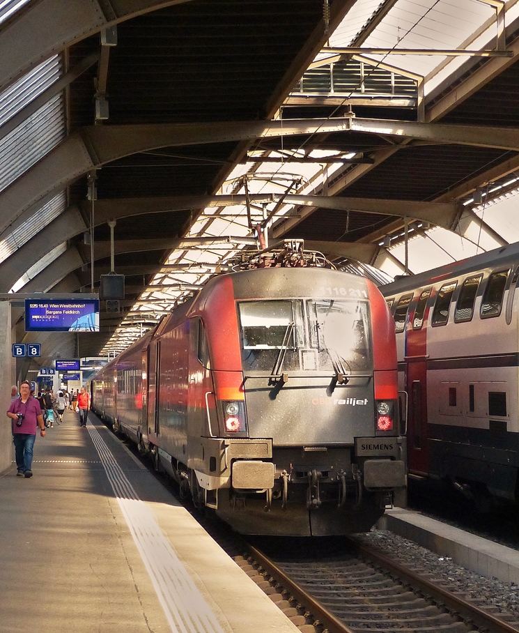. Ein �BB Railjet nach Wien Westbahnhof wird am 06.06.2015 von der 1116 211 aus dem Z�rcher Hauptbahnhof geschoben. (Hans) 