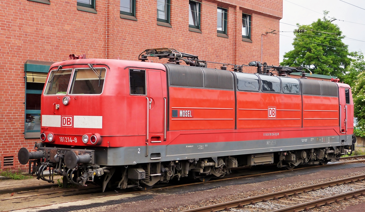 . Ein Portrait der 181 214-8 (9180681214-8 D-DB)  Mosel  aufgenommen am 27.05.2014 im Koblenzer Hauptbahnhof. Die Lok wurde von Krupp/AEG unter der Fabriknummer 1974/5280/8851 gebaut und am 09.12.1974 von der DB in Betrieb genommen. Am 28. Mai 1990 wurde 181 214 auf den Namen  Mosel  getauft. (Jeanny)

Die Baureihe 181.2 besitzt einen Lokkasten mit zwei L�ngssicken und drei abnehmbaren Maschinenraumhauben der aus einer geschwei�ten Aluminiumkonstruktion besteht. Der Br�ckenrahmen mit den Verschlei�pufferbohlen ist selbsttragend ausgef�hrt und st�tzt sich �ber Flexicoilfedern auf zwei neu konstruierte Drehgestelle ab. Die einen verringerten Radsatzabstand besitzen und f�r eine Geschwindigkeit von 160 km/h zugelassen sind. Die Rads�tze mit gefederten Lagern und Lemniskaten-Anlenkung werden in den Drehgestellen querelastisch gef�hrt. Der bew�hrte Gummiring-Kardanantrieb von Krupp, sowie die vier 6 polig ausgef�hrten Reihenschluss-Mischstrommotoren der Vorg�nger blieben erhalten. Die Dauerleistung liegt jedoch um 200 kW h�her als bei der Baureihe 181.0. Die fremdbel�fteten und voll geblechten 6 polig ausgef�hrten Reihenschlu� Mischstrommotoren vom Typ UZ11664k (die Vorserienmaschinen haben den Typ ZU 11664h – elektrisch kein Unterschied – Getriebe�bersetzung jeweils 32:101) werden �ber Gleichrichter in Br�ckenschaltung mit Anschnittsteuerung �ber Thyristoren mit Spannung versorgt. Der maximale Betriebsstrom der Motoren liegt bei 1.500 Ampereje Fahrmotor.

Die Ansaug�ffnungen f�r K�hlluft sowie drei Fenster auf der rechten Seite gingen jedochteilweise in die Dachrundung �ber – diese niedrigere Bauh�he liegt auch im geringeren Lichtraumprofil im Bereich der SNCF begr�ndet. Neu waren auch die F�hrerst�nde mit eigens entwickelten F�hrerstandstischen.

Die von 04. Juli 1974 (181 201) bis 03. April 1975 (181 225) von Krupp (der mechanische Teil wurde im ehemaligen Krupp Werk in Rheinhausen erstellt und zusammengesetzt bei Krupp in Essen) und AEG (der elektrischer Teil wurde in Berlin konzipiert) abgelieferten 181 201 – 181 225 waren als Universallokomotiven konzipiert, denen die Bef�rderung internationaler Reisez�ge mit einer H�chstgeschwindigkeit von 160 Km/h ebenso zuzumuten war, wie die Bespannung schwerer G�terz�ge auf der neu elektrifizierten Moselstrecke.

Die technischen Daten der BR 181.2: 

Nummerierung: 181 103–104 / 181 201–225
Anzahl: 25
Hersteller: Mechanischer Teil: Krupp / Elektrischer Teil: AEG
Baujahre: 1974–1975
Ausmusterung: noch in Betrieb
Achsformel: Bo’Bo’
Dienstmasse: 84,0 t
L�nge �ber Puffer: 17.940 mm
H�he: 3612 mm
H�chstgeschwindigkeit: 160 km/h
Stromsystem: 15 kV 16 2/3 Hz~ / 25 kV 50 Hz~
Anzahl Fahrmotoren: 4
Fahrstufenschalter: Stufenlose Zugkraftsteuerung �ber Thyristor-Stromrichter mit Phasenanschnittsteuerung sowie 5-stufiges Nocken-Feinschaltwerk f�r Feldschw�chung
Antrieb: Gummiring Kardanantrieb 
Dauerleistung: 3.300 kW
Anfahrzugkraft: 277 kN

