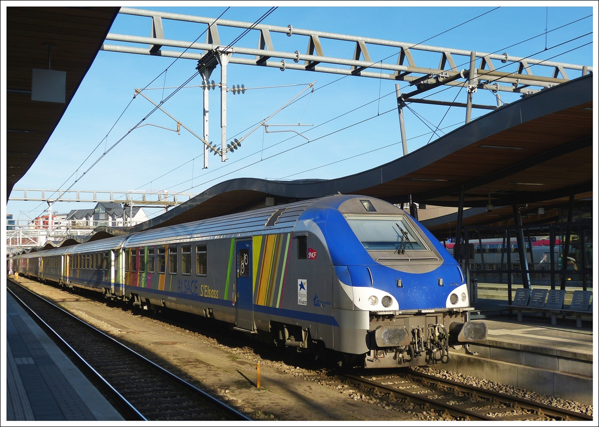 . Ein SNCF Steuerwagen vom Typ B5-uxh (TER200 Voiture-Pilote) befindet sich am 02.12.2013 an der Spitze des Exp 295 Luxembourg - B�le und wartet auf die Abfahrt im Bahnhof von Luxemburg Stadt. (Hans)
