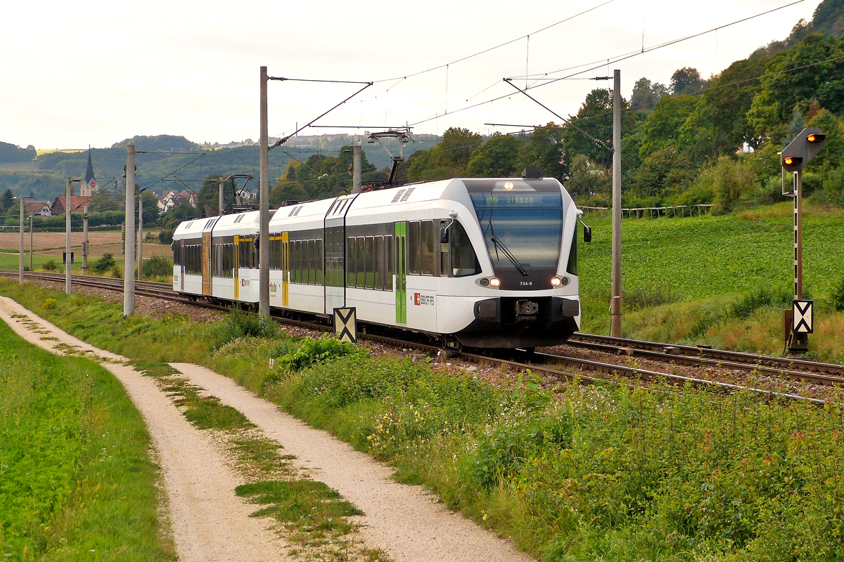 . Ein Stadler GTW 526 der Thurbo AG f�hrt am 13.09.2012 durch Bietingen. Der Zug hat erst vor kurzem deutschen Boden erreicht, bei der Ortschaft im Hintergrund handelt es sich um das schweizerische Thayngen. (Hans)