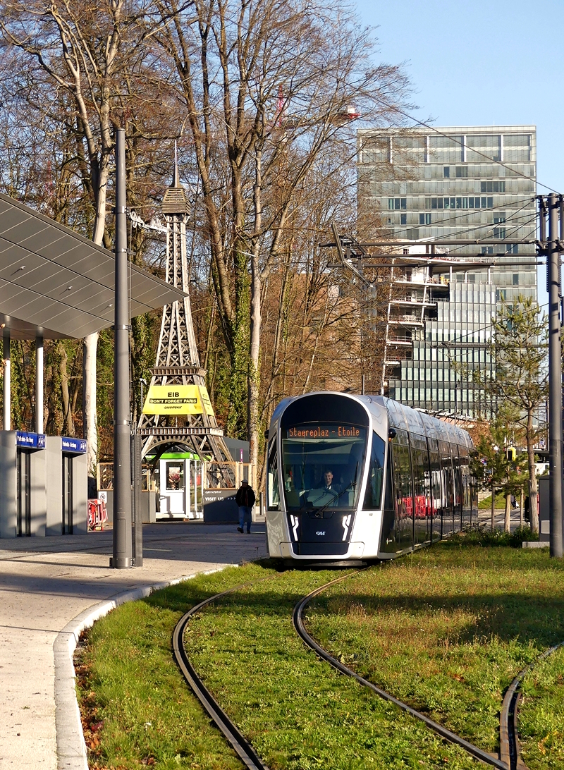 - Ein tramhaftes Jahr - Unerwarteter weise lie� die Sonne sich am 11.12.2018 in der luxemburgischen Hauptstadt blicken, sodass der Stra�enbahnwagen von LUXTRAM S.A.  beim Verlassen der Haltestelle Rout Br�ck - Pafendall in Luxembourg-Kirchberg abgelichtet werden konnte. Fast 400 000 Kilometer haben die Tramfahrzeuge seit der Inbetriebnahme vor einem Jahr zur�ckgelegt, allein in diesem Jahr waren es bereits 373 000. (Jeanny)
