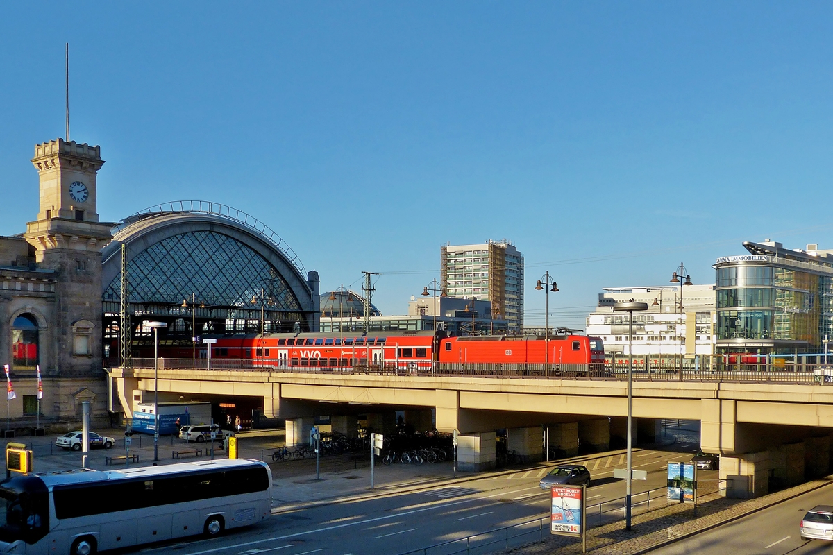 . Eine S-Bahn verl�sst am 28.12.2012 den Hauptbahnhof von Dresden. (Jeanny)