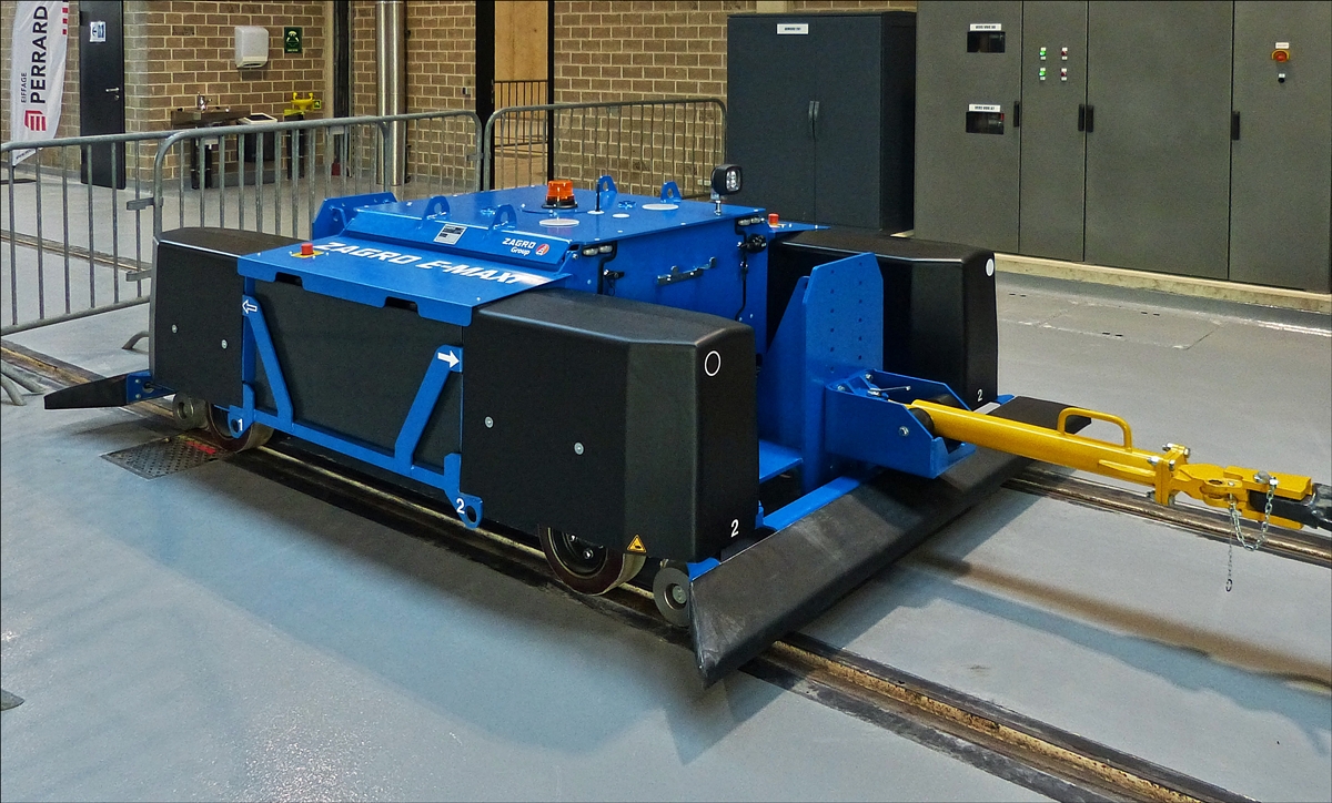 . Elektrorangierer Zagro E-Maxi M verbunden mit einer Tram in der Abstellung der Luxtram, gesehen beim Tag der offenen Tür. Techniche Daten:  Gebaut von Zagro Bahn- und Baumaschienen GmbH aus Bad Rappenau-Grombach, Baunr. 80494, gebaut 10/2016, Gewicht: 3800 Kg, max Rangiergewicht 200 t,    23.09.2017  (Hans)