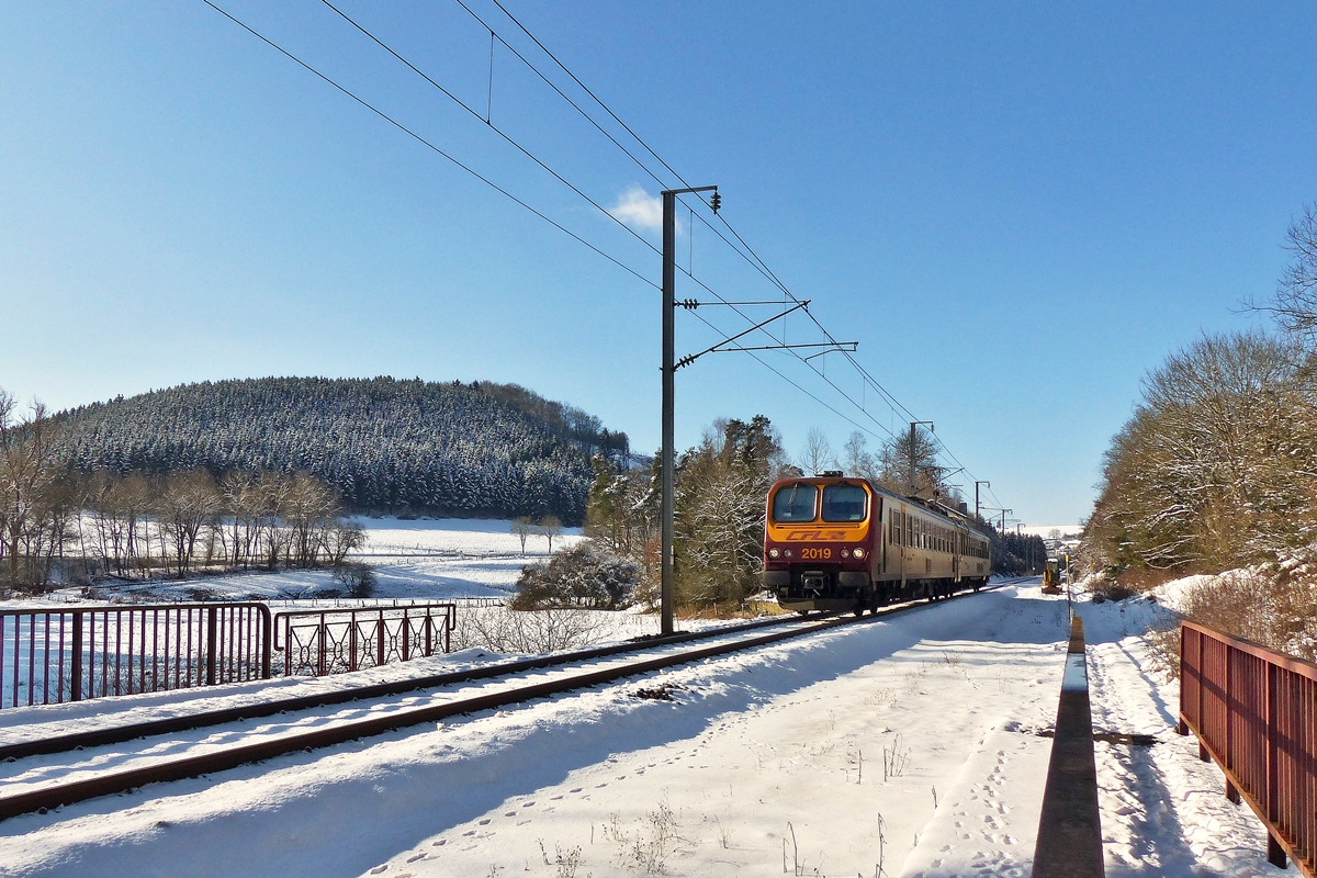 . Erinnerung an den Schnee - Der Z 2019 f�hrt als RE 3838 Troisvierges - Luxembourg durch das verschneite und sonnige Tal der Woltz in der N�he von Maulusm�hle. 04.02.2015 (Jeanny)
