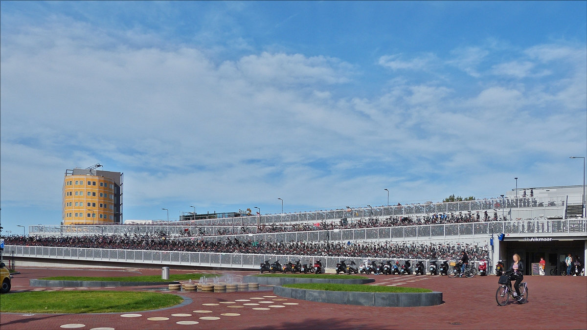 . Fahrradabstellung am Bahnhof von Alkmaar, aufgenommen am 28.09.2016.