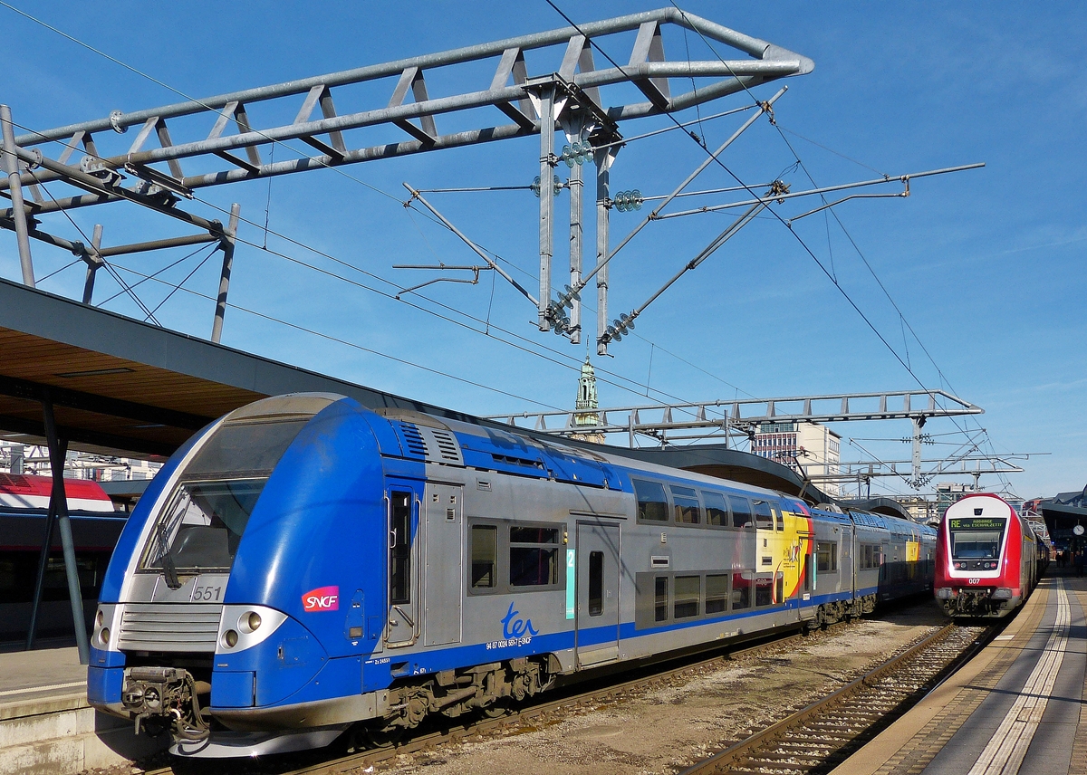 . Farbenfrohe Z�ge im Bahnhof von Luxemburg - Das Blau der SNCF Computermaus konkurriert mit dem Weinrot des CFL Steuerwagens. 24.02.2014 (Jeanny)