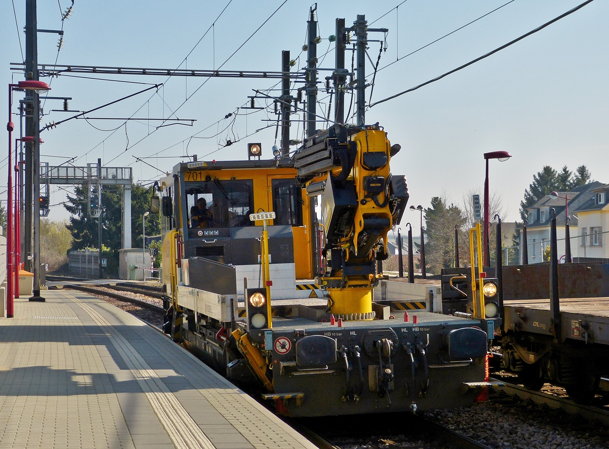 . Genau 7 Sekunden sp�ter als die 1584, durchfuhr der Robel 701 aus Richtung Bettembourg kommend den Bahnhof von Noertzange. 11.03.2014 (Jeanny) 
