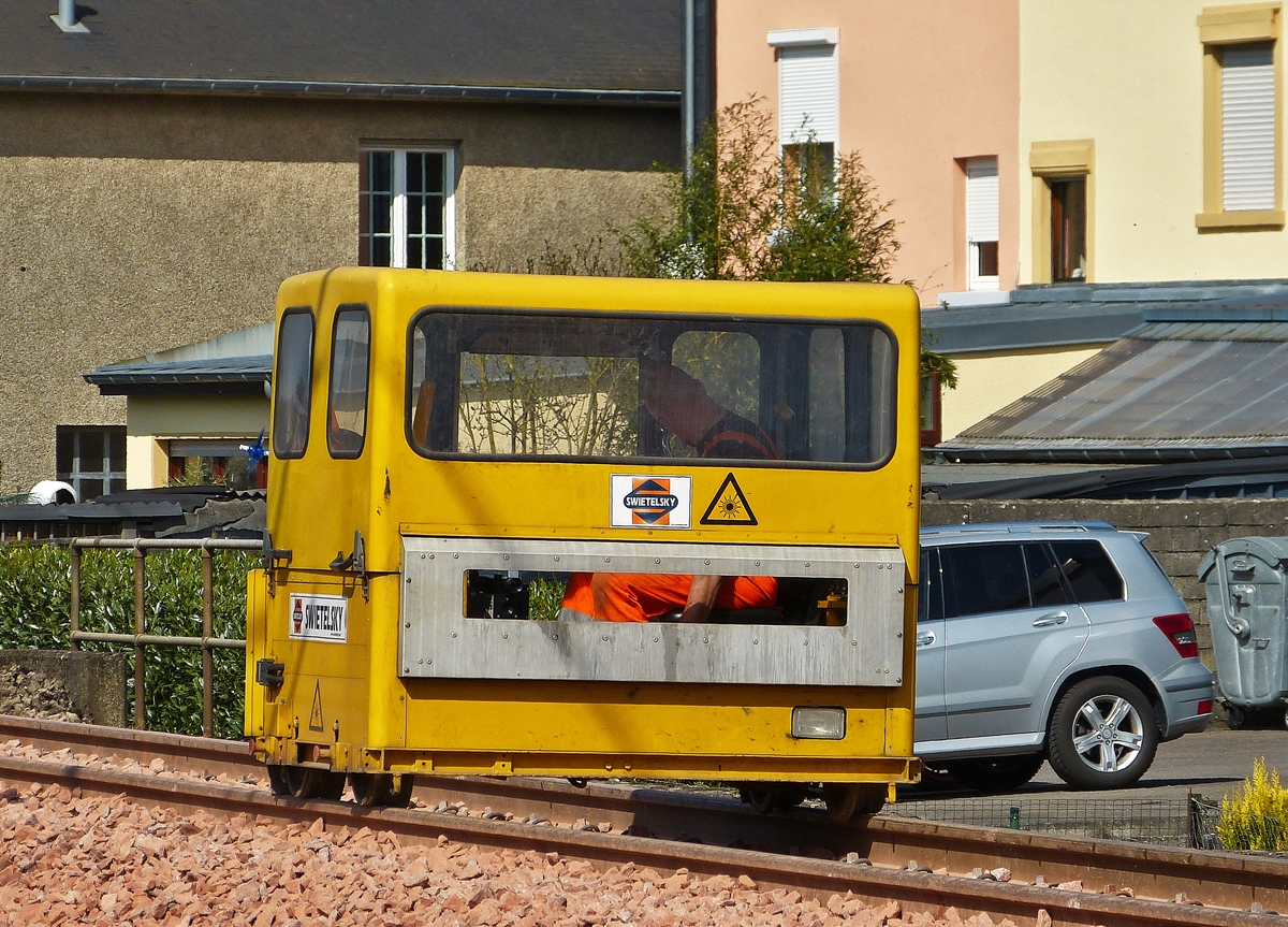 . Gleisbauarbeiten an der Nordstrecke - Der selbstfahrende Satellit mit Laser-Sendeeinheit des Gleisvormesstriebwagens EM-SAT 120 (A-RTS 99 81 9162 001-7) der Firma Swietelskyim Einsatz am 09.04.2015 in der N�he von Mersch. (Hans)
