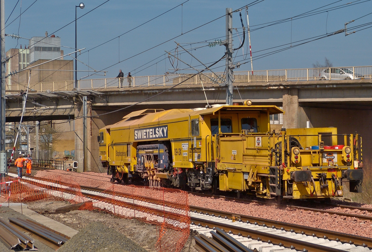 . Gleisbauarbeiten an der Nordstrecke - Der Plasser & Theurer Stopfexpress 09-3X (A-RTS 99 81 9123 007-2), eine Dreischwellenstopfmaschine, bei der Arbeit am 09.04.2015 in der N�he von Mersch. (Hans)