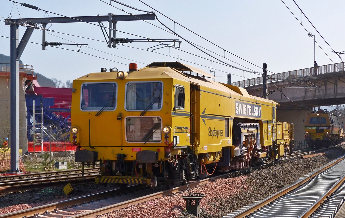 . Gleisbauarbeiten an der Nordstrecke - Am 09.04.2015 war der Plasser & Theurer Stopfexpress 09-3X (A-RTS 99 81 9123 007-2), eine Dreischwellenstopfmaschine, in der N�he von Mersch im Einsatz. (Jeanny)

Die technischen Date der Dreischwellenstopfmaschine 09-3X:

Bezeichnung: Schweres Nebenfahrzeug
Betreiber: Firma Swietelsky Bauges. mbH, A-2401 Fischamed
Typ: Ma Nr 2849
Baujahr: 1998
Anzahl Rads�tze: 7
H�chstgeschwindigkeit: Selbstfahrend: 100 km/h
                       Geschleppt: 120 km/h 