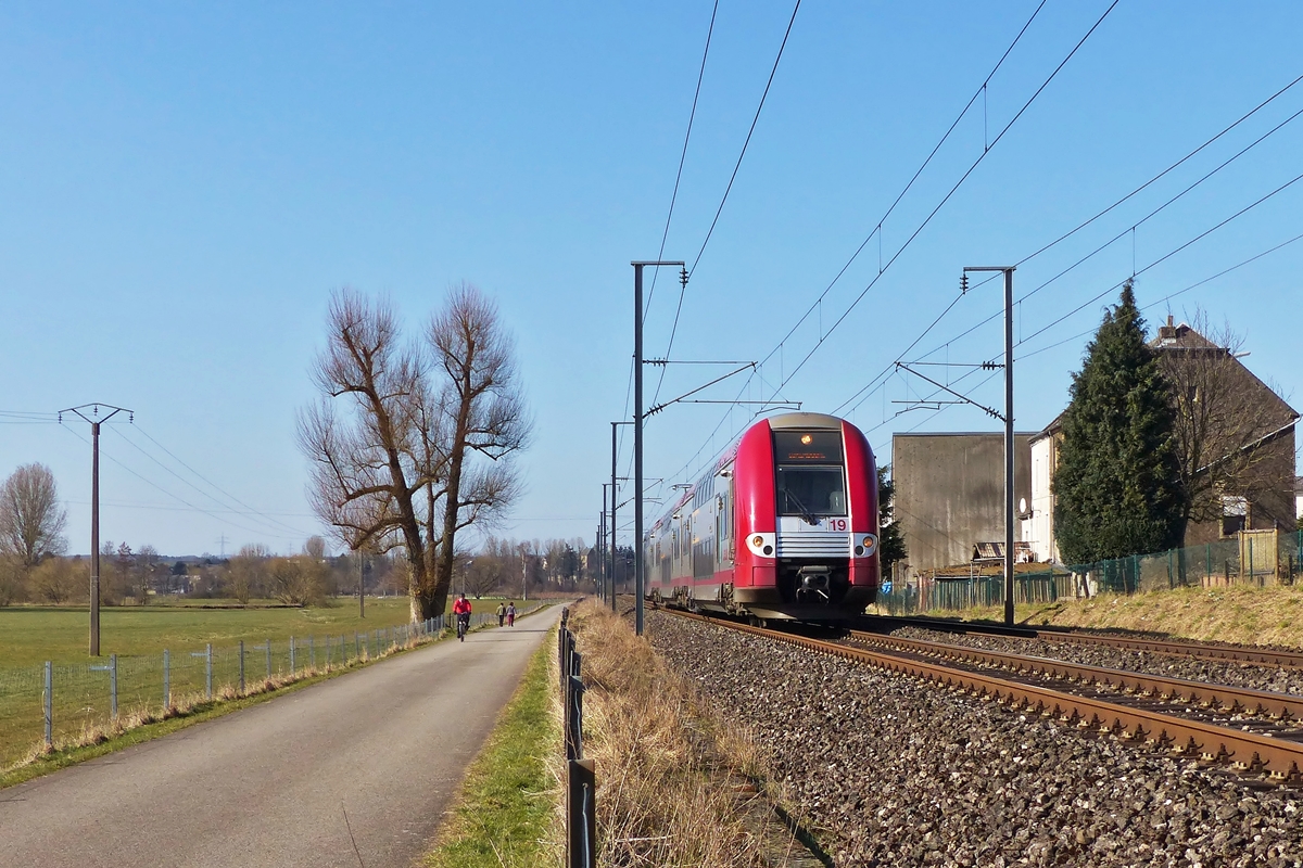 . Gl�ck gehabt - Die  saubere  Computermaus Z 2219 f�hrt als RE 3839 Troisvierges - Luxembourg im sonnigen Tal der Alzette in der N�he von Rollingen/Mersch an der Fotografin vorbei. 12.03.2015 (Jeanny)