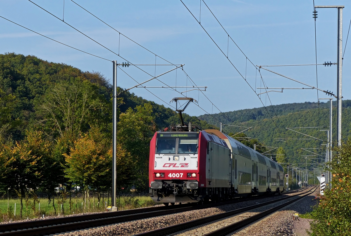 . Gl�ck gehabt - Samstags besteht der IR 3741 Troisvierges - Luxembourg nicht aus zwei Computerm�usen, sondern aus einem Wendezug. Die 4007 zieht am 04.10.2013 ihre DoStos durch das herbstliche Sauertal in der N�he von Erpeldange/Ettelbr�ck. (Jeanny)