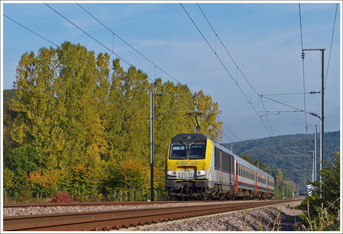 . Goldener Oktober - In Erpeldange/Ettelbr�ck braust die 3010 mit dem IR 113 Liers - Luxembourg am Haken dem Bahnhof von Ettelbr�ck entgegen. 19.10.2013 (Jeanny)