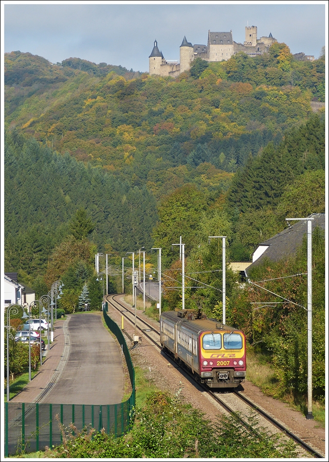 . Goldener Oktober - W�hrend der Z 2007 als RB 3209 Luxembourg - Wiltz der Brug Bourscheid entgegenf�hrt, muss sich die Fotografin mit einem neu angebrachten circa 160 cm hohen Zaun in Michelau herumplagen. Da hatte wohl jemand kein Herz f�r klein gewachsene Menschen. ;-) 19.10.2013 (Jeanny)