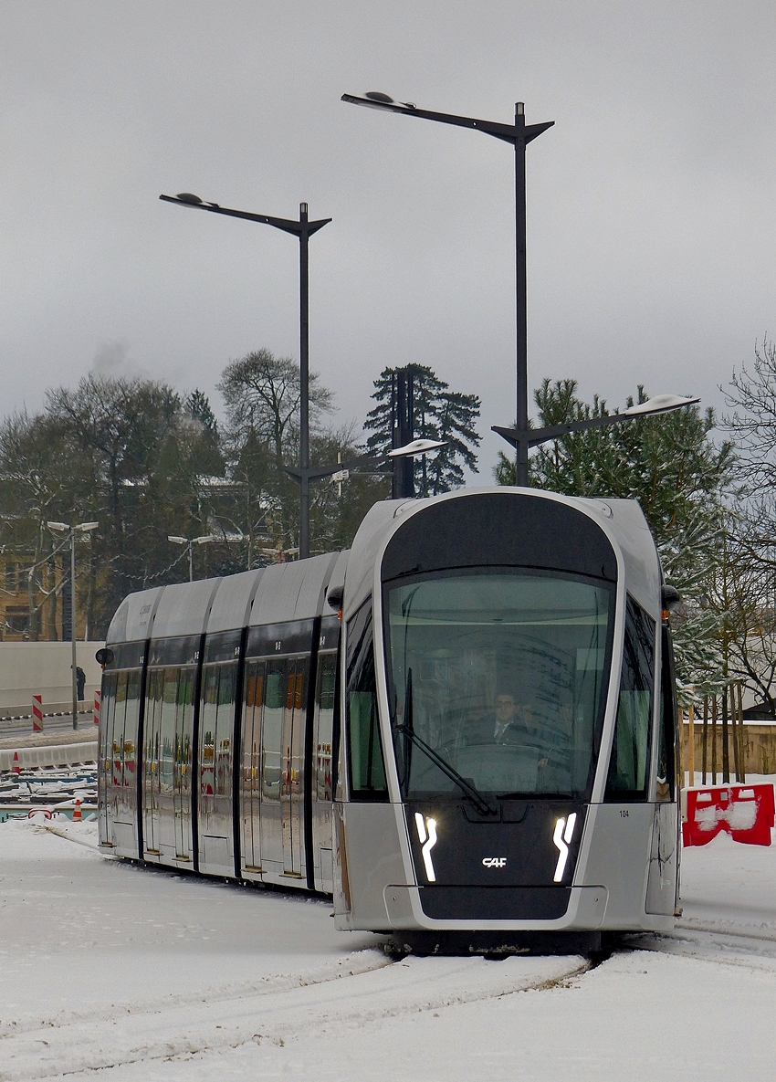 . H�rtetest f�r die neue Tram an ihrem ersten offiziellen Betriebstag - Trotz reichlich Neuschnee am Morgen des 10.12.2017 nahm die Stra�enbahn ihren Regelbetrieb wie vorgesehen auf. An der Haltestelle Rout Br�ck-Pafendall ist momentan Endstation, von hier aus geht es nun zur�ck zur Haltestelle Luxexpo. (Jeanny)