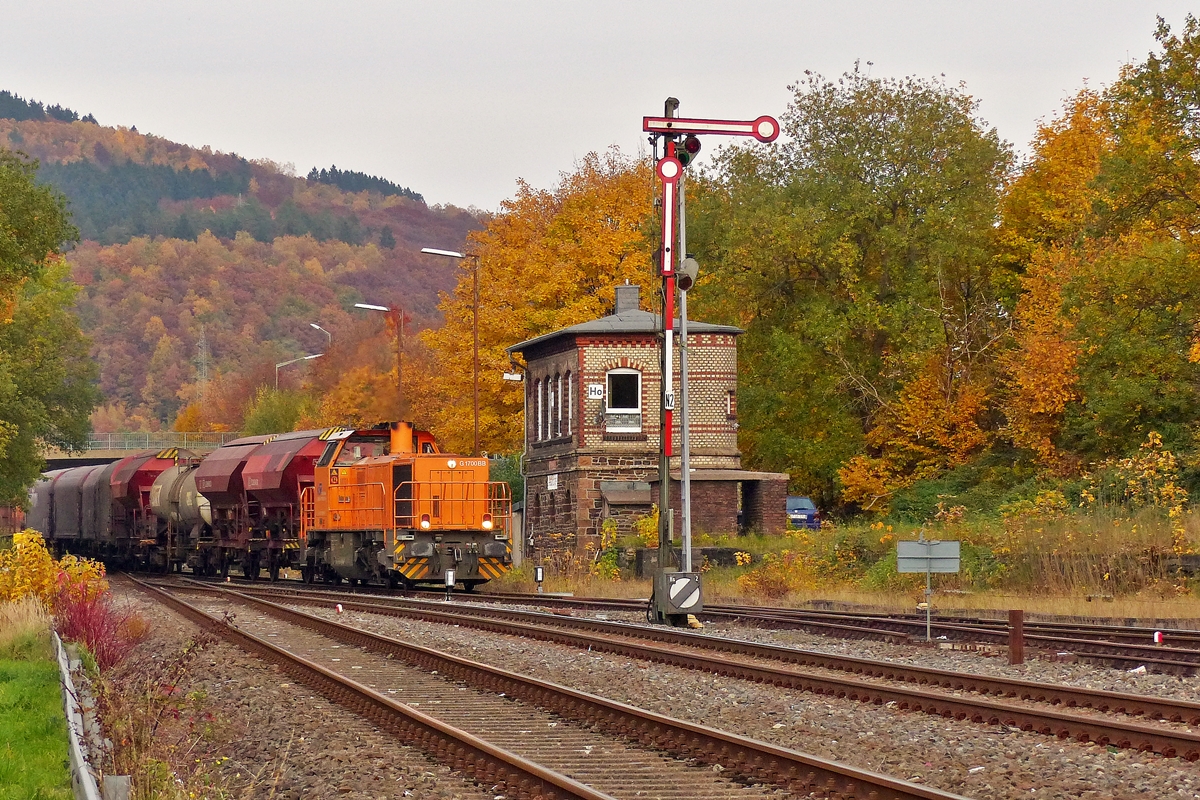 . Herbst in Herdorf -  Die Lok 46 (92 80 1277 807-4 D-KSW) der Kreisbahn Siegen-Wittgenstein (KSW) f�hrt am 30.10.2015 mit ihrem �bergabe-G�terzug von Herdorf via Betzdorf nach Kreuztal. (Jeanny)