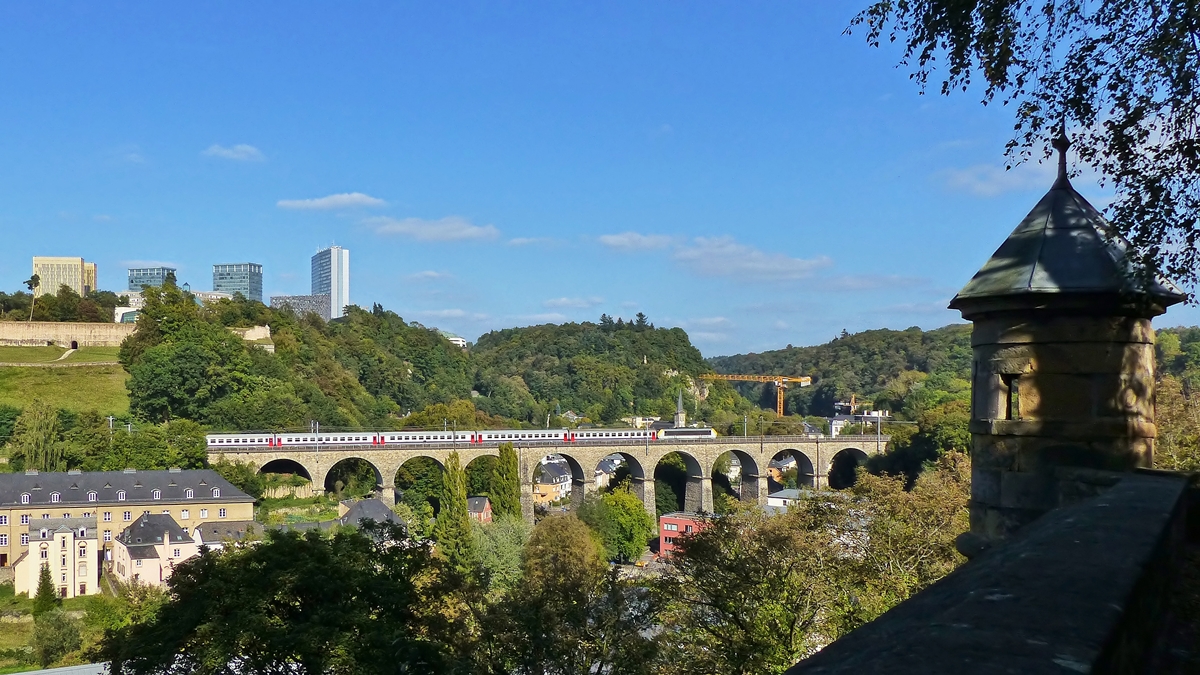 . Herstbeginn in der Stadt Luxemburg - Der IR 115 Liers - Luxembourg bef�hrt den 257 Meter langen Pfaffentaler Viadukt und wird bald den Endbahnhof erreichen. 23.09.2014 (Jeanny)