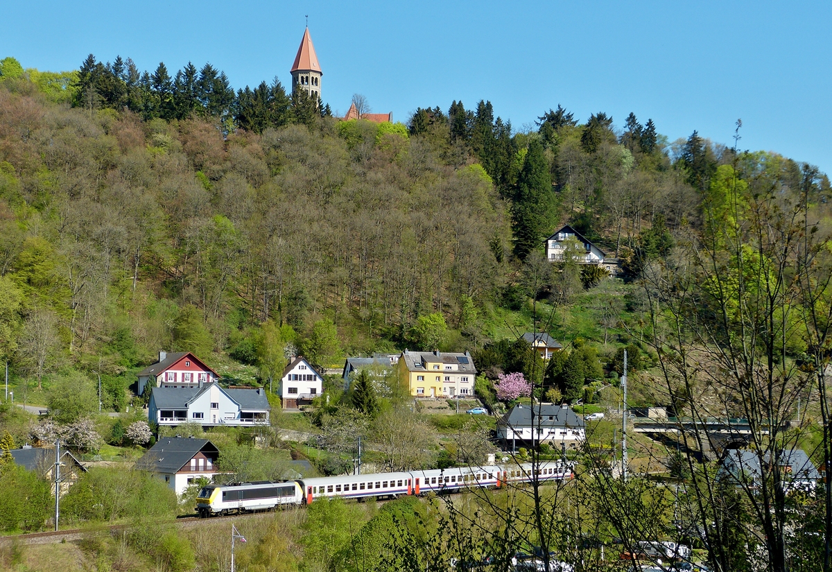 . Heute morgen (10.54 Uhr) schien es als h�tte der Wettergott es gut mit uns gemeint. Der Himmel �ber der Benediktiner Abtei St Maurice in Clervaux war strahlend blau, als die 3020 den IR 113 Liers - Luxembourg am Campingplatz vorbei zog. 21.04.2014 (Jeanny)