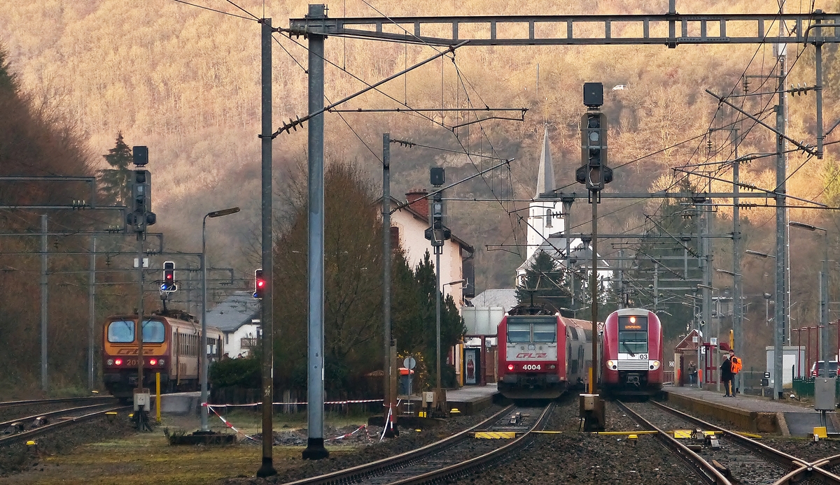 . Heute Nachmittag gab es ein paar Sonnenstrahlen, welche aber den Bahnhof von Kautenbach nicht erreichten. Seit dem Fahrplanwechsel am 14.12.2014 gibt es dort n�mlich jeweils zur vollen Stunde eine Begegnung von drei Z�gen.

Rechts steht die Computermaus Z 2203 als RE 3739 nach Luxembourg, daneben befindet sich ein Wendezug, bestehend aus dem Steuerwagen 007 und der Lok 4004, als RE 3714 nach Troisvierges und ganz links steht der Shuttle nach Wiltz (RE 1715) in Form des Z 2019.

Das Bild wurde am 16.12.2014 (14.59) vom �ffentlichen Wanderweg aus gemacht. (Hans)
