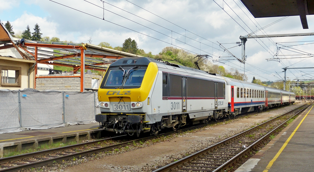 . Im Bahnhof von Ettelbr�ck wird das alte Zollgeb�ude und die Lagerhalle abgerissen, w�hrend der IR 115 Liers - Luxembourg in den Bahnhof einf�hrt. 09.04.2014 (Hans)