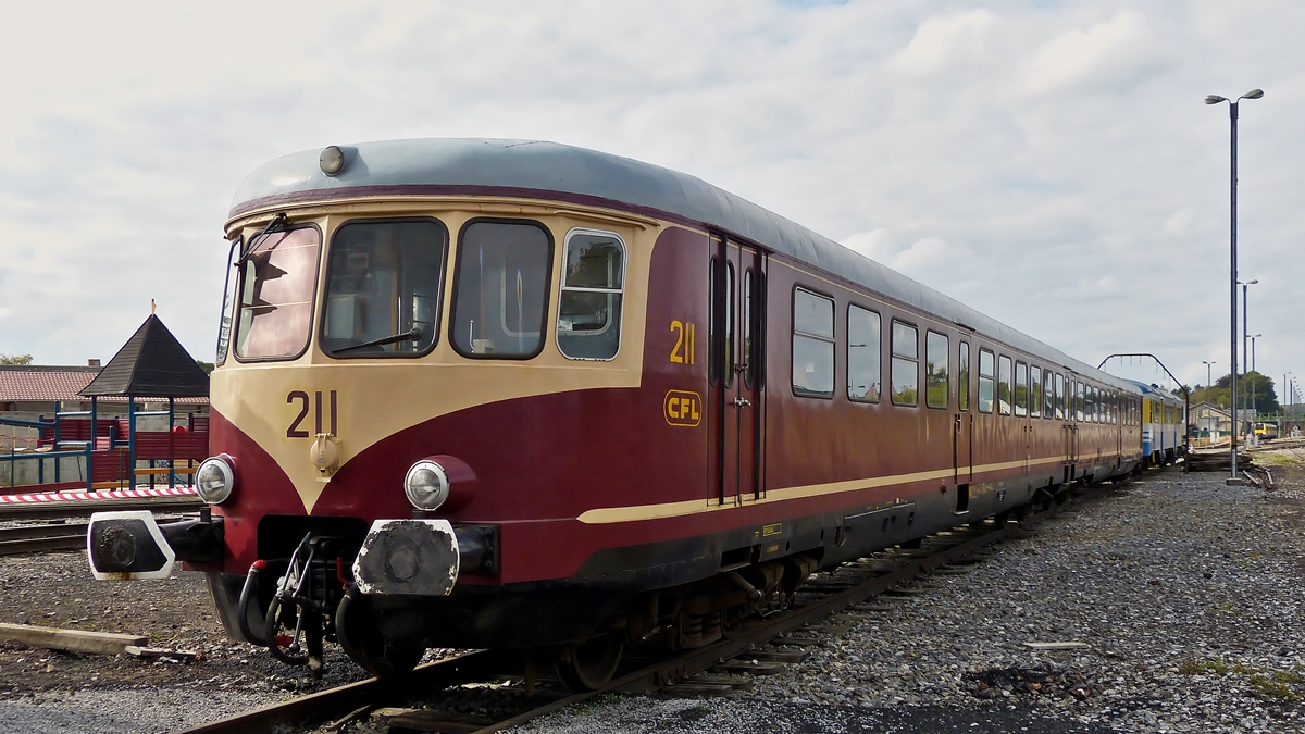 . Im Bahnhof der Museumsbahn CFV3V (Chemin de Fer � Vapeur des 3 Vall�es) in Mariembourg war der 1956 gebaute ex CFL Westwaggon 201/211 abgestellt. Im Hintergrund sieht man den SNCB Bahnhof von Mariembourg. 27.09.2014 (Hans)