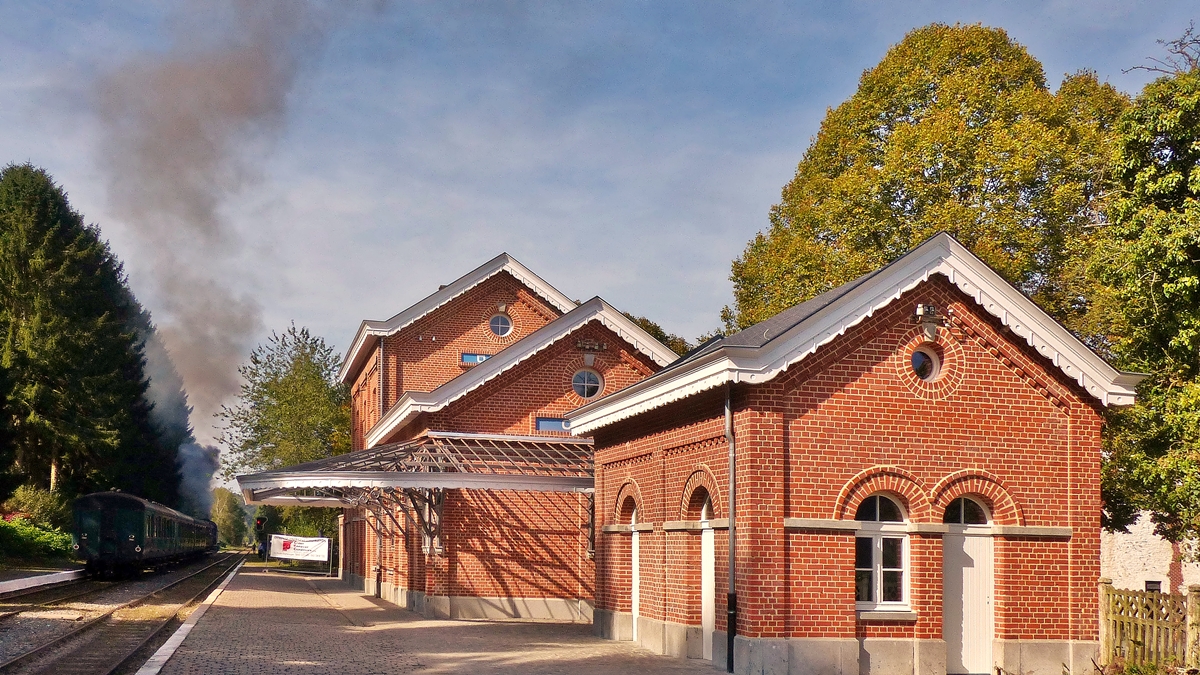 . Im Bahnhof von Olloy-sur-Viroin befindet sich die Kreuzungsstelle der Museumsbahn CFV3V (Chemin de Fer � Vapeur des 3 Vall�es). Das Geb�ude wurde k�rzlich von Grund auf renoviert und sieht seiner Fertigstellung entgegen. 28.09.2014 (Jeanny)