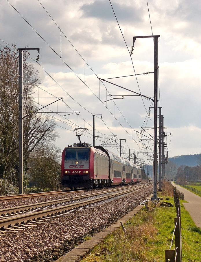 . Im Gegenlicht zieht die 4017 die RB 3513 Luxembourg - Diekirch �ber die Nordstrecke in der N�he von Berschbach/Mersch. 25.02.2016 (Jeanny)