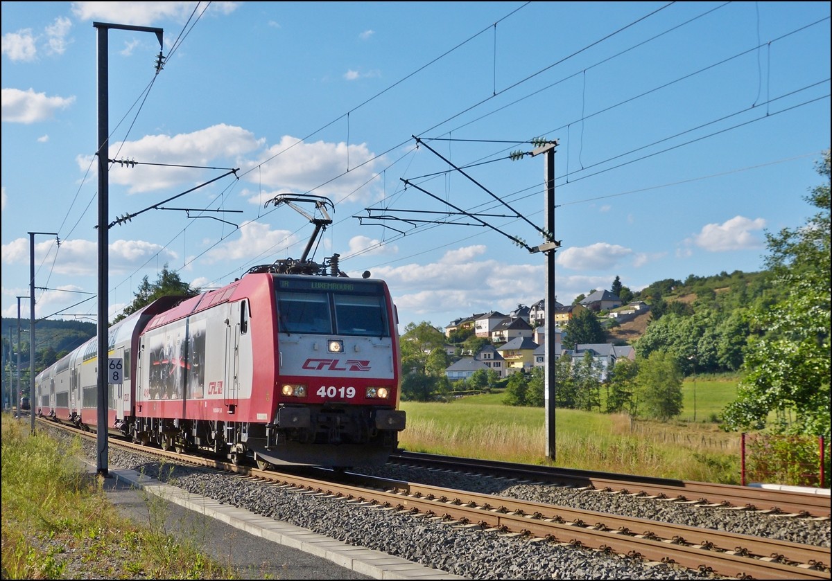 . Im leichten Gegenlicht verl�sst der IR 3743 Troisvierges - Luxembourg den Bahnhof von Wilwerwiltz. (Hans)