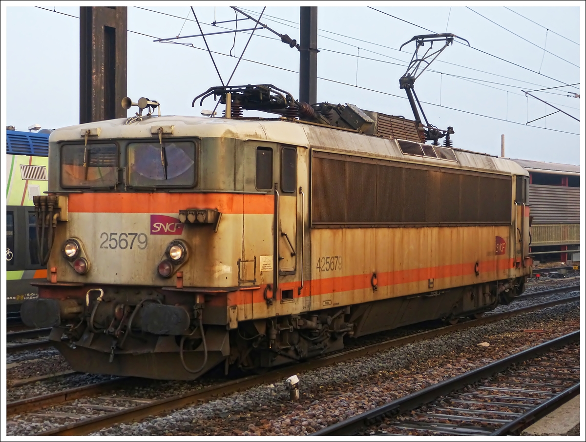 . Im nebeligen Hauptbahnhof von Strasbourg rangierte am fr�hen Morgen des 10.12.2013 der SNCF Dinosaurier BB 25679. (Jeanny)

Die SNCF BB 25500 [Spitznamen: Danseuse (T�nzerin) oder Savonnette (Seifenkugel)] ist eine franz�sische Elektrolokomotivbaureihe f�r den Einsatz auf dem Gleichstromnetz und dem Wechselstromnetz der SNCF. Die Lokomotiven wurden von Alsthom vom 19. Mai 1964 bis zum 14. Januar 1976 gebaut.

Diese Lokomotiven sind Teil einer gro�en Serie, der “BB Alsthom”. Es wurden insgesamt 194 Lokomotiven des Typs BB 25500 geliefert.

Die BB 25500 ist zweisystemf�hig und kann vielf�ltig eingesetzt werden. Die H�chstgeschwindigkeit betr�gt 140 km/h f�r Fernverkehrsz�ge. Doch die mittelm��ige Federung, woher auch der Spitzname “Danseuses” stammt, beschr�nkt die Lokomotive heute auf den Regional- und G�terverkehr. Alle BB 25500, die im Personenverkehr (TER) im Einsatz sind, sind wendezugf�hig.

Die BB 25500 hat zwei Varianten, die Lokomotiven BB 25500 bis 25588 und die Lokomotiven BB 25588 bis 25694, diese letzten haben einen gr��eren F�hrerstand.

Die Inbetriebnahme der BB 25500 hat es erm�glicht, dass Z�ge durchgehend mit derselben Lokomotive innerhalb Frankreichs bespannt werden k�nnen, da sie mit den zwei Bahnstromsystemen Frankreichs, 1,5 kV Gleichstrom und 25 kV 50 Hz Wechselstrom, zurechtkommt. Seit dem 1 Januar 1999 sind die BB 25500 in die drei verschiedenen Gesch�ftsfelder: Fret (G�terverkehr), TER und Transilien aufgeteilt.

Die technischen Daten der BB 25500:

Nummerierung: BB 25501 bis 25694 
Anzahl: 194 gebaut, 95 im Bestand 
Hersteller: Alstom 
Baujahr(e): 1964–1976 
Ausmusterung: 2004–heute 
Achsformel: Bo’Bo’ 
Spurweite: 1435 mm (Normalspur) 
L�nge: 14,70 m (25501–25544), 14,94 m (25545–25587), 15,57 m (25588–25694)
 H�he: 4,19 m (25501–25587), 4,28 m (25588–25694), Breite: 3,03 m 
Drehzapfenabstand: 9,30 m 
Leermasse: 77 t (25501–25544), 78 t (25545–25587), 80 t (25588–25694)
H�chstgeschwindigkeit: 90/140 km/h 
Dauerleistung: 2940 kW 
Anfahrzugkraft: 250 kN 
Treibraddurchmesser: 1100 mm 
Stromsystem: 1,5 kV=, 25 kV, 50 Hz~
Strom�bertragung: Oberleitung 
Anzahl der Fahrmotoren: 2 
Antrieb: TAB 660 B1 
Kupplungstyp: Schraubenkupplung




