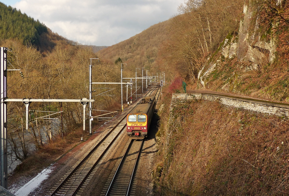 . Im sch�nsten Sonnenschein des 20.01.2015 f�hrt der Z 2013 als RE 3838 Troisvierges - Luxembourg durch das enge Tal der Woltz, kurz bevor er die Haltestelle Goebelsm�hle erreichen wird. (Jeanny)