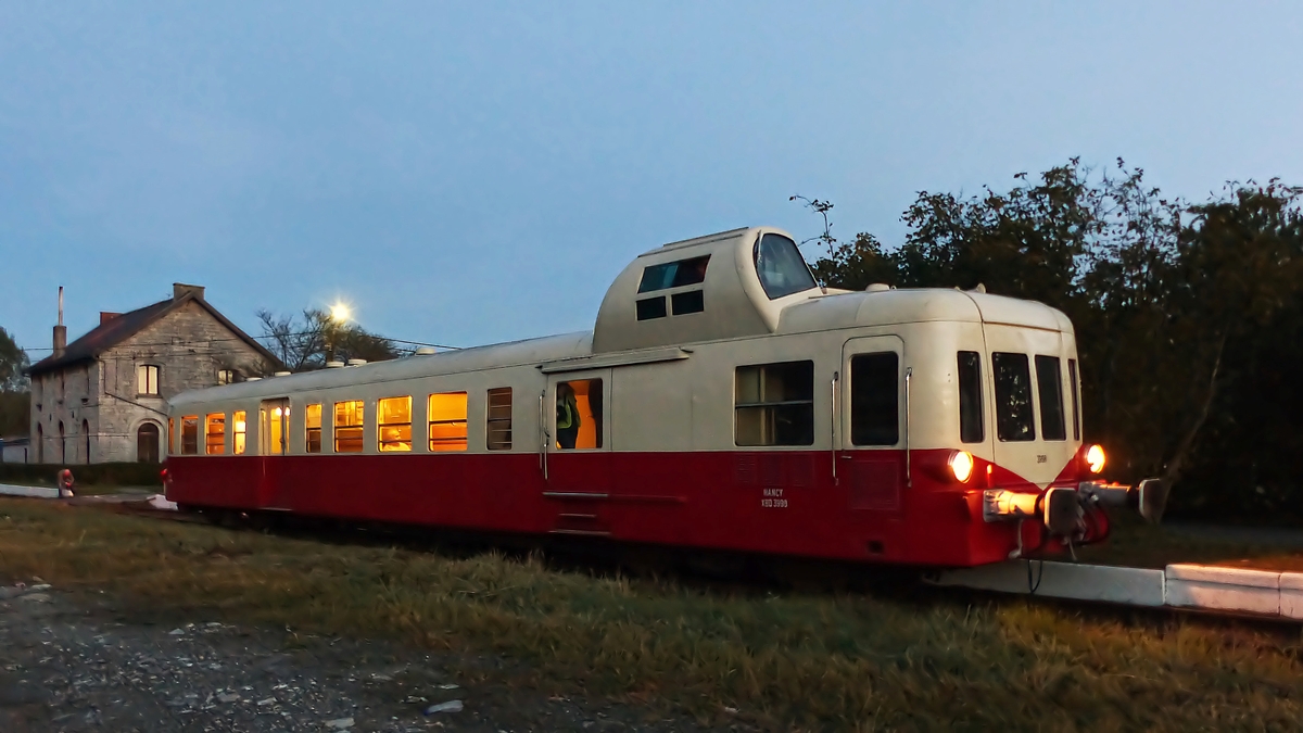 . In der Abendd�mmerung des 27.09.2014 verl�sst der Picasso XBD 3998  Nancy  der Museumsbahn CFV3V (Chemin de Fer � Vapeur des 3 Vall�es) als letzter Zug dieses wundersch�nen Tages den Bahnhof von Nismes in Richtung Mariembourg. (Jeanny)