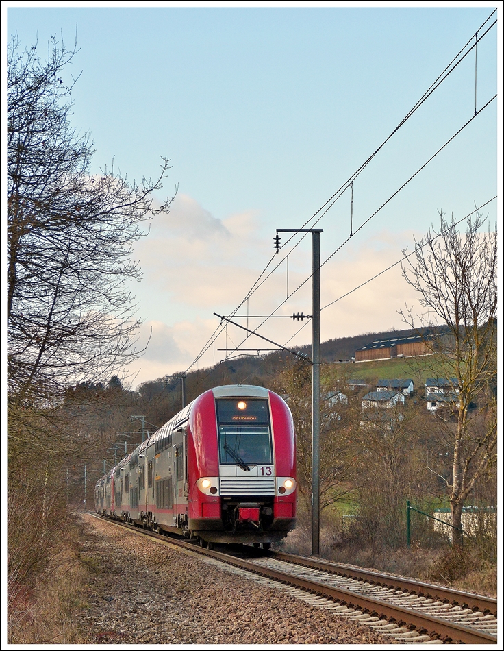 . In die andere Richtung geschaut - Eine Doppeleinheit Z 2200 durchf�hrt als IR 3741 Troisvierges - Luxembourg das Dorf Michelau am 21.02.2013 (Jeanny)
