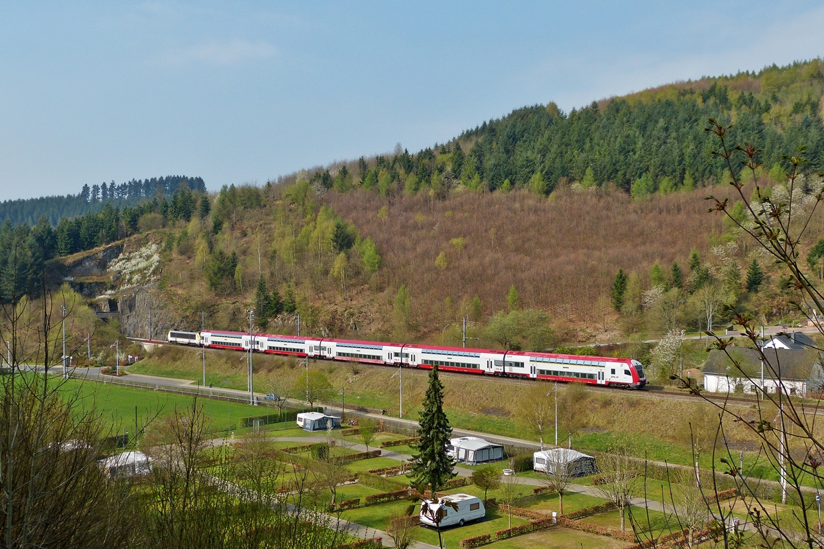 . In Clervaux besteht die M�glichkeit die Z�ge auf der Nordstrecke, welche aus Richtung Luxemburg Stadt kommen, in voller L�nge und im besten Morgenlicht zu fotografieren.

Am 11.04.2014 schob die 3016 den IR 3710 Luxembourg - Troisvierges am Campingplatz von Clervaux vorbei. (Jeanny)